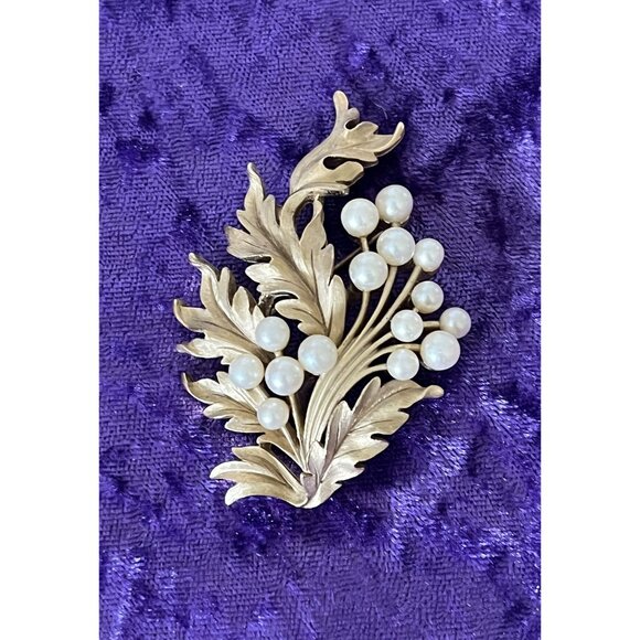 Vintage 1950s Trifari Gold Tone Faux Pearl Leaf Brooch Pin With Swirling Design - Picture 6 of 6